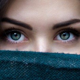 Vrouw met blauwe ogen en donkere wenkbrauwen